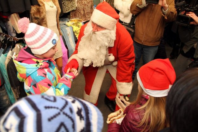 Deda Mraz posetio Buvljak